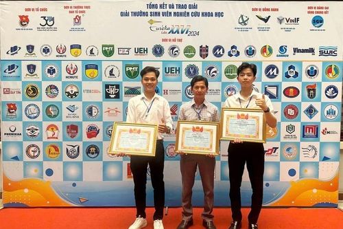 Sinh viên sáng tạo máy tách vỏ hạt sen