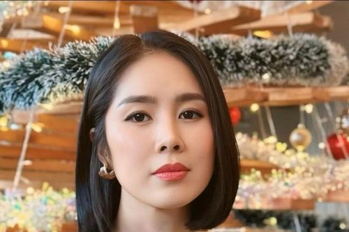 Sơn Tùng M-TP đi dạo hồ Tây bằng xích lô; Quỳnh Kool ngày càng thăng hạng về nhan sắc