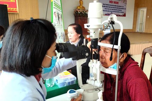Khám bệnh, cấp thuốc miễn phí cho 150 hộ nghèo, người cao tuổi quận Cẩm Lệ