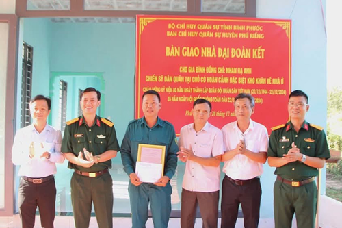 Bình Phước trao nhà Đại đoàn kết tặng chiến sĩ dân quân khó khăn