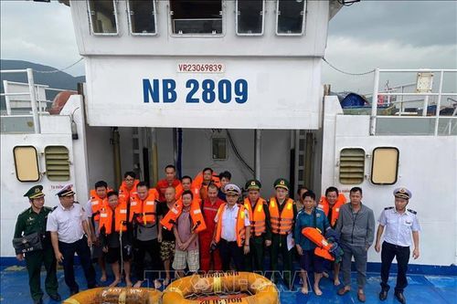Cứu hộ thành công 14 người của tàu Hoa Lư 2 bị chìm ngoài khơi