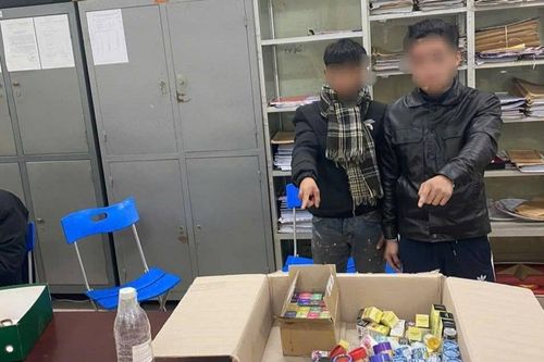 Hai đối tượng 'đầu độc' học sinh bằng cách trộn ma túy vào tinh dầu thuốc lá điện tử