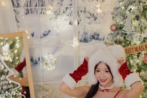 Hot girl hóa bà già Noel, khoe dáng đẹp và chân dài miên man