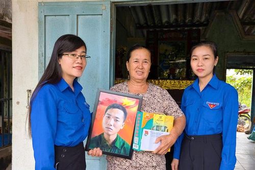 Phục dựng, tặng di ảnh liệt sĩ cho thân nhân 38 gia đình