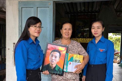 Tuổi trẻ Bình Thuận trao tặng di ảnh liệt sỹ được phục dựng cho các gia đình chính sách