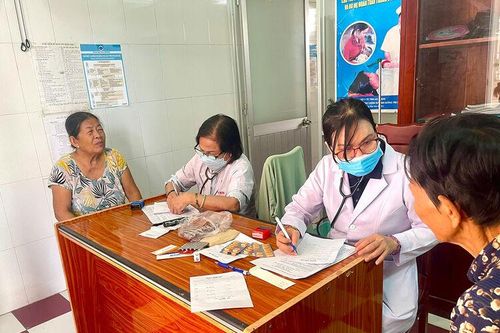 Khám bệnh, cấp phát thuốc miễn phí cho 500 người dân xã Long Giang
