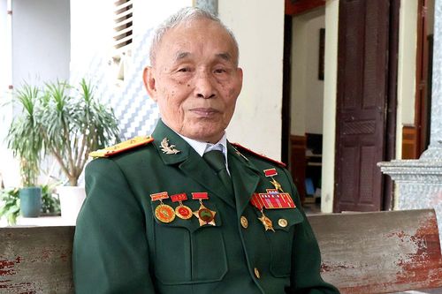 Tự hào dưới bóng quân kỳ