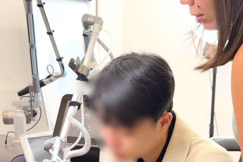 Nam thanh niên bị nhiễm trùng và tổn thương cơ tim khi đi xóa xăm vùng lưng