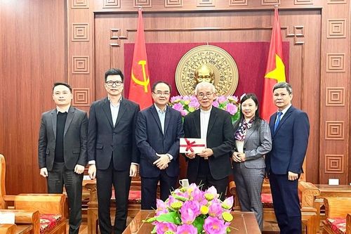 Thứ trưởng Bộ Nội vụ Vũ Chiến Thắng chúc mừng Linh mục Trần Xuân Mạnh nhân lễ Giáng sinh