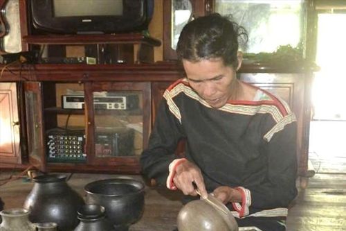 Bừng thức gốm cổ M'nông