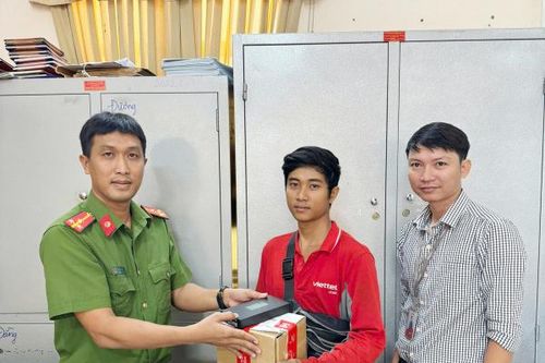 Thượng úy Công an tìm shiper trả lại gói hàng đánh rơi trị giá 37 triệu đồng