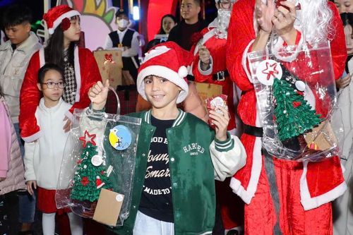 Đông đảo người dân và du khách vui cùng ông già Noel bên sông Hàn