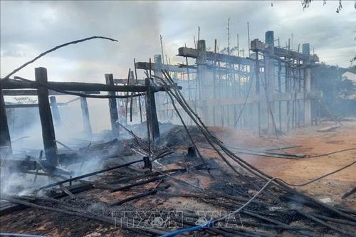Nhà rông bất ngờ bị cháy rụi ở Kon Tum