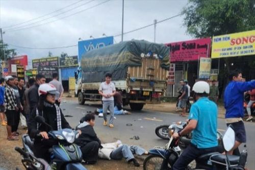 Hai nữ sinh viên thương vong do va chạm với xe tải