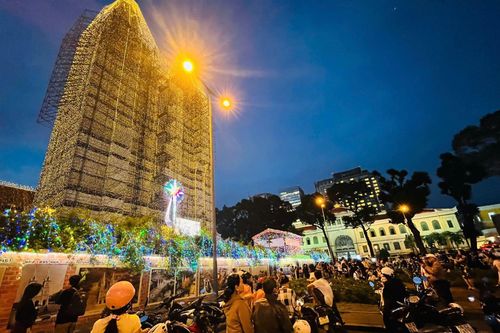 Người dân TP Hồ Chí Minh rộn ràng chào đón Giáng sinh an lành