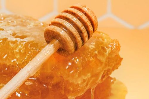 Cách sử dụng mật ong giảm quầng thâm mắt