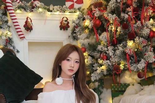'Vũ trụ hot girl' đăng ảnh Giáng sinh khiến netizen không thể rời mắt