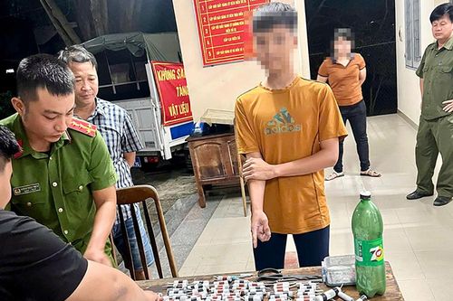 Liên tiếp thu giữ nhiều loại pháo nổ do học sinh tự chế