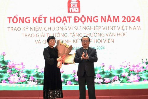 Cố nhà văn Lê Lựu nhận tặng thưởng 'Thành tựu văn học trọn đời'