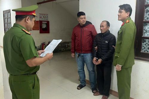Tạm giữ hình sự tài xế không chấp hành hiệu lệnh khi chạy vào đường cấm