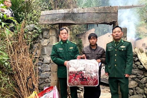 Đồn Biên phòng Xín Cái hỗ trợ người dân bị hỏa hoạn