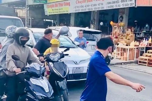 Điều tra vụ người đàn ông dùng nón bảo hiểm đập phá xe ô tô