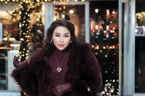 Người mẫu Quỳnh Thư khoe cận vóc dáng thon gọn sau sinh