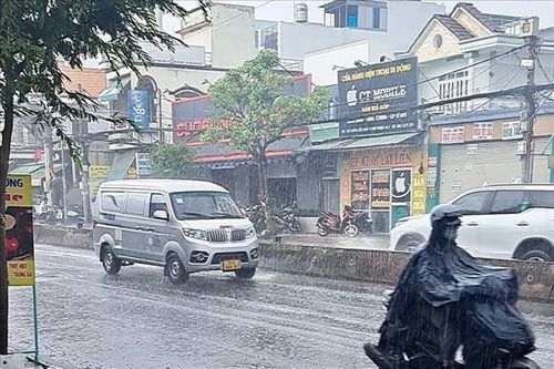 TP Hồ Chí Minh xuất hiện cơn mưa trái mùa như trút nước