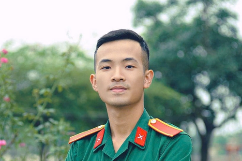 Chàng học viên chính trị bén duyên văn chương