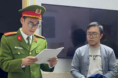 Bắt bị can tham ô tài sản