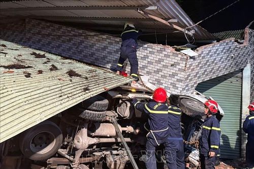 Xe tải đâm sập nhà dân, tài xế mắc kẹt trong ca bin