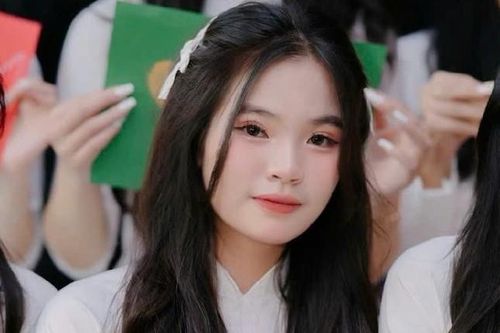 Thủ khoa đầu vào ĐH Huế: 'Mạnh dạn theo đuổi ước mơ, vượt ra khỏi vùng an toàn'