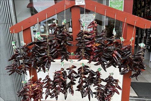 Khám phá vẻ đẹp ngôi làng ớt đỏ ở miền Nam nước Pháp
