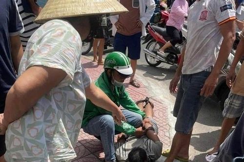 Clip bảo vệ siêu thị bắt hai tên trộm xe gắn máy
