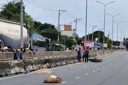 Xe máy va chạm giải phân cách trên Quốc lộ 1A, 2 cô cháu tử vong