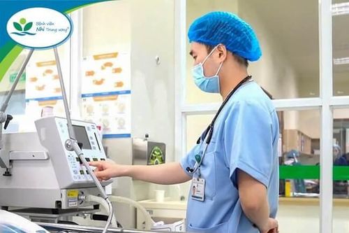 Bé 3 tuổi nguy kịch khi chơi cầu trượt