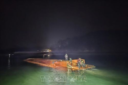 Hàn Quốc: Phà chở ô tô bị lật ngoài khơi, 5 người mất tích
