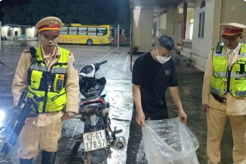 Bắt gã đàn ông bắn chết động vật quý hiếm rồi mang đi tiêu thụ