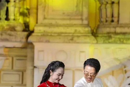 Ca sĩ Tuấn Hưng đăng ảnh tình tứ bên bà xã, Hoa hậu Hà Kiều Anh xinh rươi, rạng rỡ