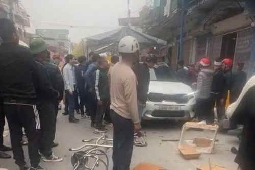 Hải Dương: Xe ôtô đâm vào rạp đám tang, 5 người bị thương