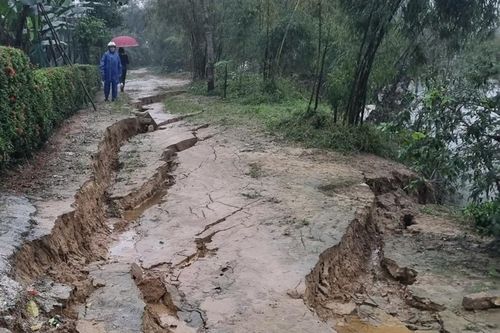 Khắc phục sạt lở, sụt lún tuyến đường dân sinh dọc sông Rào Cùng