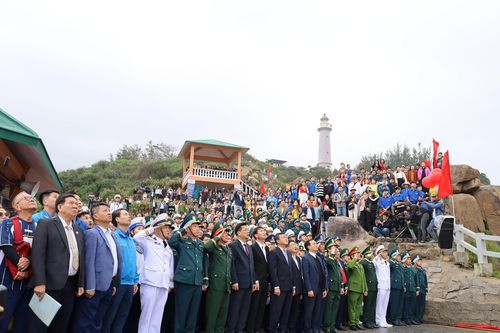 Phú Yên tổ chức Lễ chào cờ đầu năm mới 2025 và đón vị khách du lịch đầu tiên