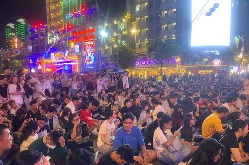 Bạn trẻ hào hứng tham gia Countdown 2025 tại Phố đi bộ Nguyễn Huệ