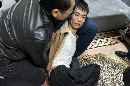 Tóm gọn siêu trộm 'làm xiếc' trên mái nhà như người dơi
