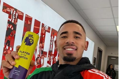 Arsenal thắng Brentford, Gabriel Jesus giành giải thưởng ở trận đầu tiên trong năm mới