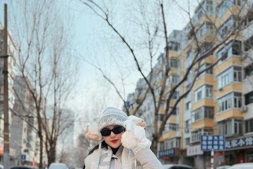 Nàng Á hậu mê bóng đá đón năm mới đơn giản tại nước ngoài