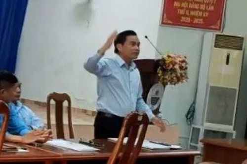 Đình chỉ giám đốc taxi điện Cà Mau đập bàn, phát ngôn không chuẩn mực với tài xế