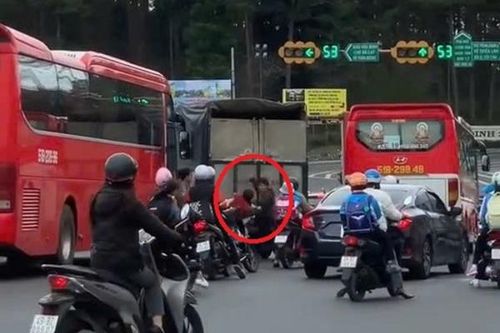 Công an TP Đà Lạt triệu tập 2 người đàn ông đánh tài xế xe khách