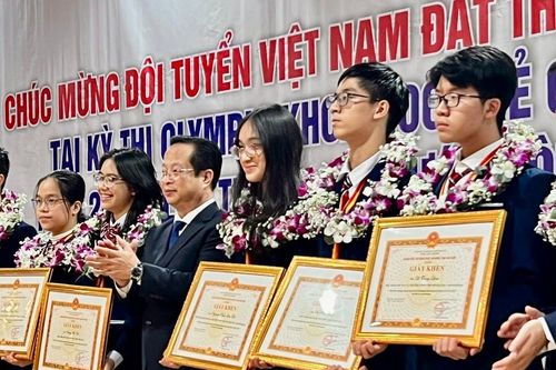 Chấm dứt tình trạng xếp hàng nộp hồ sơ, đề thi mở thành điểm nhấn của giáo dục Hà Nội