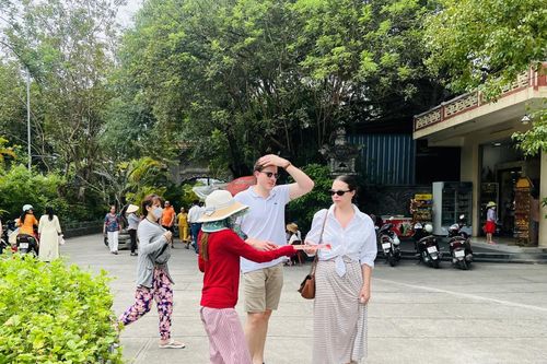 TP. Nha Trang: Sẽ tăng cường kiểm tra, xử lý các đối tượng buôn bán hàng rong, đeo bám, chèo kéo khách tại các điểm tham quan du lịch
